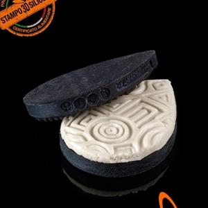 Stylised leaf with geometries mold